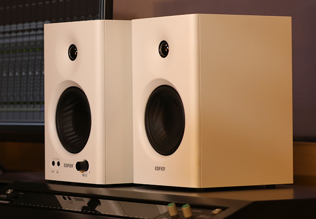 monitor de audio de madeira